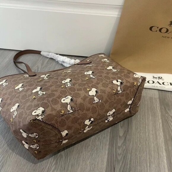 Coach X Peanuts City Tote Bag In Signature With Snoopy Print - Picture 5 of 8